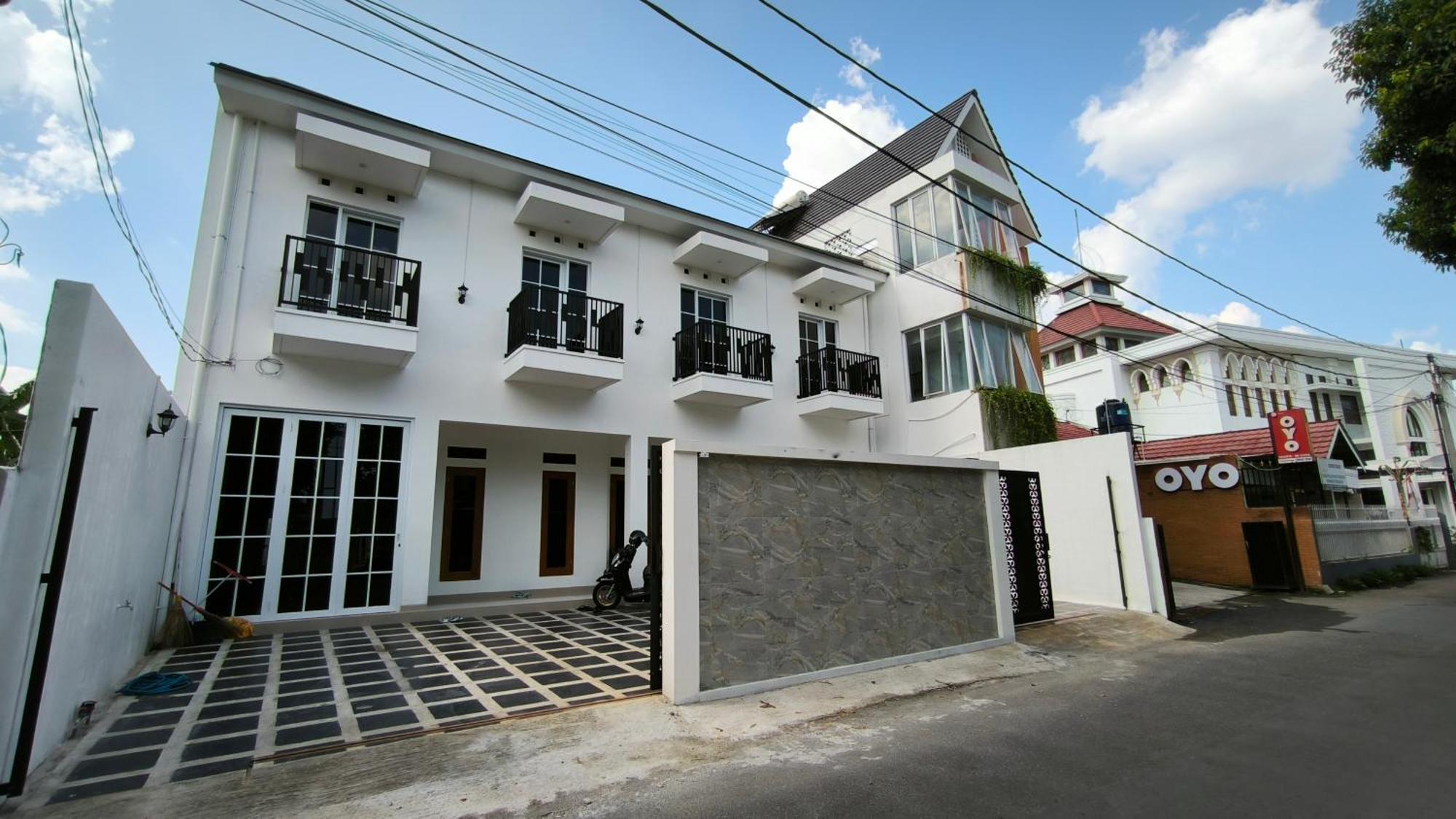 House Of Bedjo Powered By Cocotel Yogyakarta Eksteriør billede